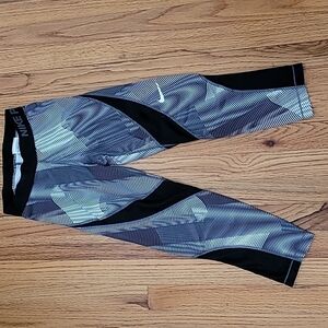 NIKE Pro Hypercool Frequency Training Capris XS